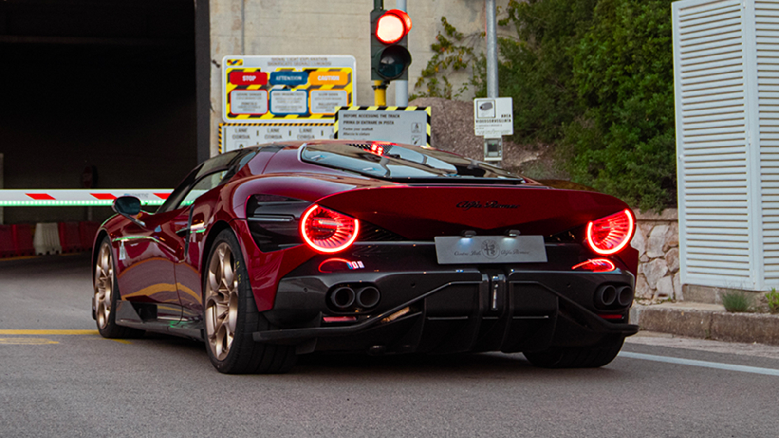 Η Alfa Romeo 33 Stradale εντυπωσιάζει στα 333 χλμ./ώρα!  